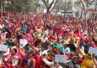 मानदेय वृद्धि की मांग को लेकर आंगनबाड़ी कार्यकर्ताओं ने किया प्रदर्शन