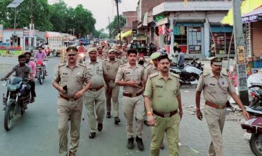 कोतवाली प्रभारी निरीक्षक जितेन्द्र प्रताप सिंह ने मय पुलिस बल के साथ कस्बा के प्रमुख चौराहों पर किया पैदल गश्त