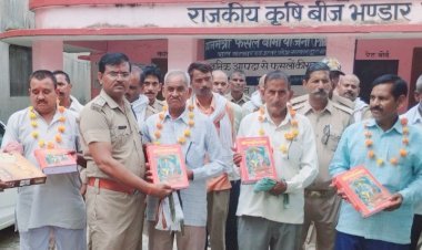 सेवानिवृत्त होमगार्डों को नम आंखों से अंग वस्त्र व प्रतीक चिह्न भेंट कर पीसी इन्द्रमणि  सिंह ने भावभीनी विदाई दी