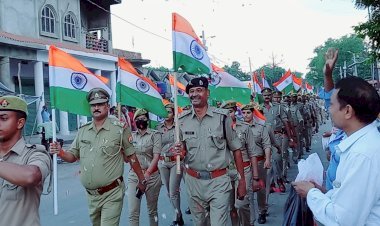 पुलिस की तिरंगा यात्रा का कस्बावासियों ने पुष्प वर्षा कर किया जोरदार स्वागत, सीओ व कोतवाली प्रभारी निरीक्षक के नेतृत्व में निकली तिरंगा यात्रा का हुआ भव्य स्वागत