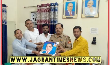 नवागंतुक कोतवाली प्रभारी निरीक्षक राजेश कुमार सिंह ने संभाली महराजगंज कोतवाली की कमान, व्यापार मण्डल ने शिष्टाचार भेंट कर किया स्वागत