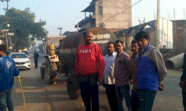 मच्छरों से बचाव के लिए नगर पंचायत महराजगंज में चलाया गया दवा छिड़काव अभियान