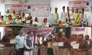 व्यापार मण्डल चौहान गुट ने व्यापारी, स्वतंत्रता सेनानियों, सैनिक सहित पुलिसकर्मियों का किया सम्मान  | मैं भी शहीद परिवार से हूं, इसीलिए सबका सम्मान करता रहूँगा : जीसी सिंह चौहान