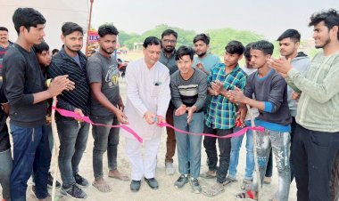 हिन्दू मुस्लिम एकता क्रिकेट क्लब द्वारा आयोजित क्रिकेट टूर्नामेन्ट का शुभारम्भ प्रभात साहू ने फीता काटकर किया
