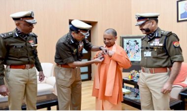 यूपी पुलिस ने मनाया पुलिस झंडा दिवस: सीएम को डीजीपी ने लगाया फ्लैग पिन | पुलिस पर हमें गर्व: सीएम योगी