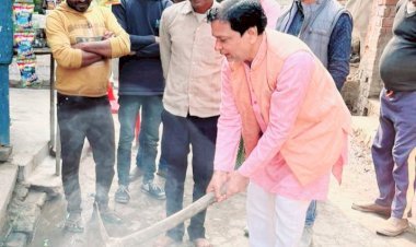 प्रभात साहू ने नाली निर्माण के लिए फावड़ा चलाकर किया शुभारंभ