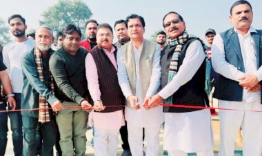 महराजगंज टी-10 लीग क्रिकेट टूर्नामेंट का मुख्य अतिथि प्रभात साहू ने फीता काटकर किया उद्घाटन