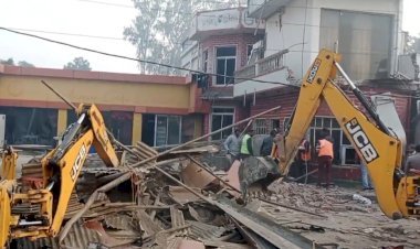रायबरेली: सोमू ढाबा को आज विकास प्राधिकरण ने जिला प्रशासन की मौजूदगी में किया जमींदोज