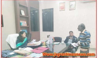 जिलाधिकारी माला श्रीवास्तव की एक बार फिर दरियादिली आई सामने | कामगार मजदूर की किया मदद