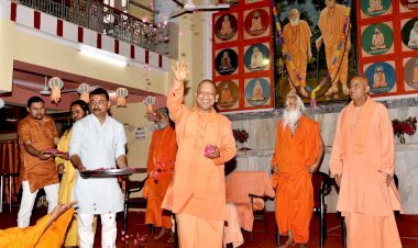 सीएम योगी ने प्रदेशवासियों को होली की दी बधाई, योगी ने गोरखपुर में खेली फूलों की होली