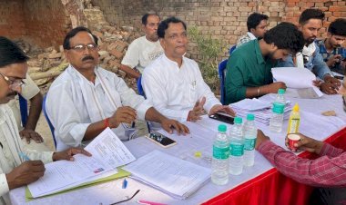 नगर पंचायत महराजगंज में कैंप लगाकर पीएम आवास के लिये आवेदन जमा किया गया