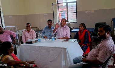 सीएचसी अधीक्षक ने की समीक्षा बैठक, तीन एएनएम का वेतन रोकने के दिये निर्देश