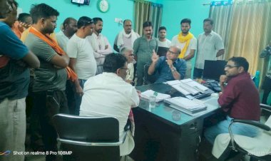 बिजली की समस्या ने बढ़ाई लोगों की परेशानी, पूर्व विधायक राम लाल अकेला पहुंचे अधिशाषी अभियन्ता कार्यालय  |  बिजली की समस्या को लेकर ग्रामीणों में नाराजगी