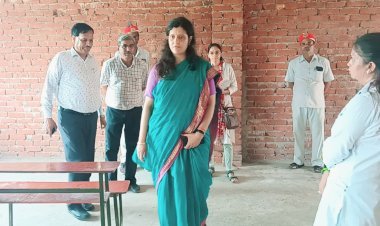 मुरैनी ग्राम सभा में जिलाधिकारी ने सांसद निधि से निर्मित इंटर कॉलेज का किया निरीक्षण