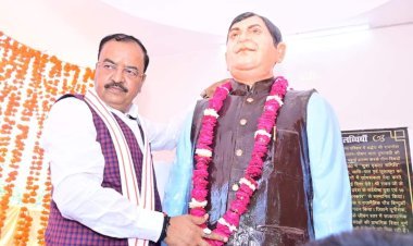 उपमुख्यमंत्री केशव प्रसाद मौर्य ने किया पूर्व विधायक रामनरेश रावत की मूर्ति का अनावरण