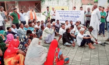 भारी बारिश में भीगते हुए ग्रामीणों ने किया धरना प्रदर्शन, एसडीएम को ज्ञापन सौंपा, ज्योना ग्राम पंचायत का मामला पकड़ रहा तूल