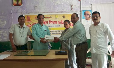 शासन द्वारा टेबलेट वितरण समारोह का आयोजन विद्यालयों में किया गया