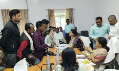 मंडलायुक्त ने जनता दर्शन कार्यक्रम में सुनीं लोगो की समस्याएं | सरकारी जमीनों के अवैध कब्जे पर हो शीघ्र कार्यवाही: मंडलायुक्त | डलमऊ के लेखपाल को मंडलायुक्त ने किया निलंबित