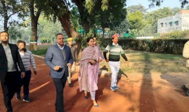 उद्यान की समय-समय पर निगरानी की जाए और यहां पर सौन्दरिकरण का कार्य कराया जाए: डीएम__ जिलाधिकारी ने इंदिरा उद्यान का किया औचक निरीक्षण
