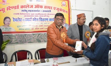 टैबलेट एवं स्मार्टफोन पाकर खिले चेहरे | इस योजना के माध्यम से राज्य के युवाओं को तकनीकी रूप से सशक्त बनने के उपदेश से किया गया