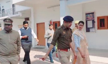 रायबरेली: पुलिस कांस्टेबल परीक्षा 2023 के अंतर्गत परीक्षा केन्द्रों का निरीक्षण करती जिलाधिकारी हर्षिता माथुर व पुलिस अधीक्षक, सुरक्षा के कड़े इंतजाम