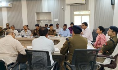 सेंट्रल पीस कमेटी की बैठक सम्पन्न: अफवाहों से रहे दूर,आपसी भाईचारे से मनाए त्यौहार: डीएम | अति संवेदनशील स्थलों पर रखे कड़ी नजर: पुलिस अधीक्षक  मिलावटी खाद्य सामग्री बनाने वालों पर होगी कार्रवाई