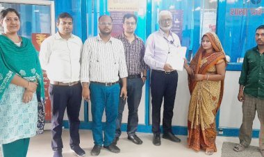 एसबीआई: प्रधानमंत्री ज्योति बीमा योजना के लाभ से अंजान महिला को कैश ऑफिसर की सक्रियता भरी कार्यशैली से मिला लाभ, सौंपा चेक