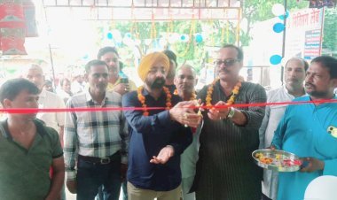 अंश स्वीट्स का फीता काटकर किया गया उद्घाटन