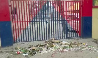 सफाईकर्मियों ने कार्य बहिष्कार  कर, महराजगंज कोतवाली के सामने डाला मरा सियार व गन्दगी   दरोगा के लात मारने के मामले ने पकड़ा तूल, प्रदर्शन