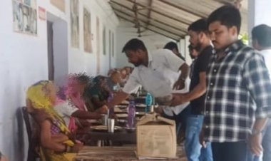 युवकों ने रायबरेली पहुंच कर एक वृद्धाश्रम में जाकर भोजन वितरण किया