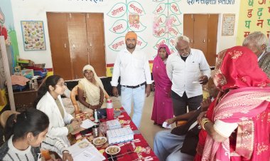 विजय साहू ने गांव के लोगों की सुविधा के लिए लगवाया निःशुल्क नेत्र शिविर