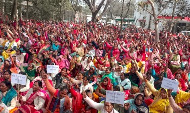 मानदेय वृद्धि की मांग को लेकर आंगनबाड़ी कार्यकर्ताओं ने किया प्रदर्शन