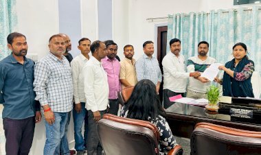 मनरेगा कर्मियों ने बीडीओ को सौंपा ज्ञापन: आठ माह से नहीं मिला मानदेय, आखिर कैसे चलेगा काम कौन है जिम्मेदार?