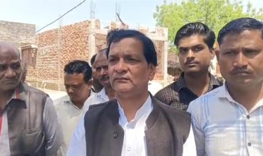 सीसी रोड निर्माण में गड़बड़ी पर भड़के अध्यक्ष प्रतिनिधि, ठेकेदार को लगाई फटकार