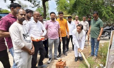 20.98 लाख की लागत से सीसी रोड व नाली निर्माण कार्य शुरू, प्रभात साहू ने फावड़ा मारकर किया शुभारंभ