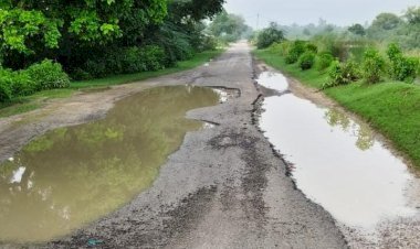 जर्जर सड़क बनी राहगीरों की मुसीबत, गड्ढों में तब्दील मार्ग से हादसे का खतरा