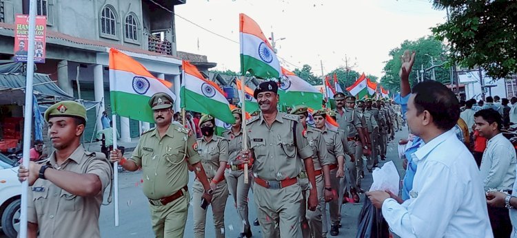 पुलिस की तिरंगा यात्रा का कस्बावासियों ने पुष्प वर्षा कर किया जोरदार स्वागत, सीओ व कोतवाली प्रभारी निरीक्षक के नेतृत्व में निकली तिरंगा यात्रा का हुआ भव्य स्वागत