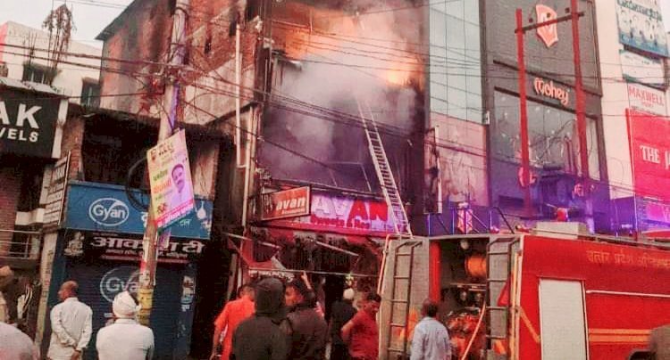 रायबरेली: पवन नमकीन एवं रेस्टोरेंट में लगी भीषण आग, पांच लोगों को सुरक्षित निकाला गया