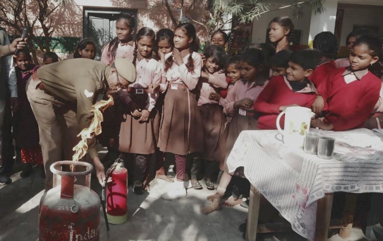 अग्निशमन विभाग द्वारा प्राथमिक विद्यालय में बच्चों व रसोइयों को दिया प्रशिक्षण