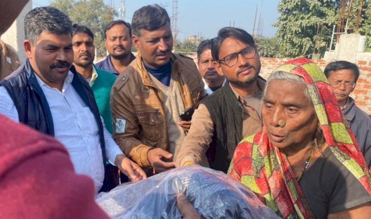 रायबरेली: कड़ाके की सर्दी से बचाव के लिय सांसद सोनिया गांधी द्वारा भेजे गए कंबलों का कांग्रेस पदाधिकारियों द्वारा किया गया वितरण