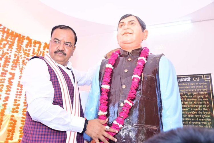उपमुख्यमंत्री केशव प्रसाद मौर्य ने किया पूर्व विधायक रामनरेश रावत की मूर्ति का अनावरण