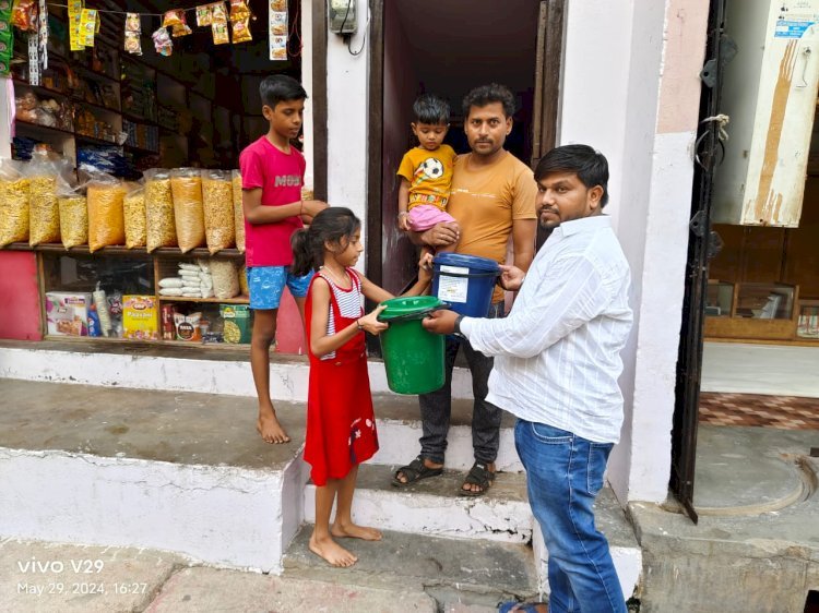 स्वच्छ भारत मिशन के तहत वार्ड में बांटी गई हर घर में दो-दो बाल्टी