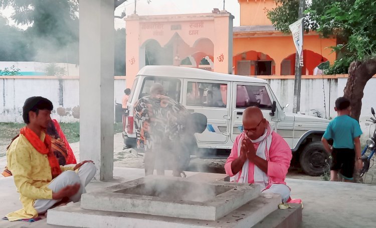 हवन पूजन कर प्रधान प्रतिनिधि श्रीकांत सिंह ने साप्ताहिक बाजार का किया शुभारंभ