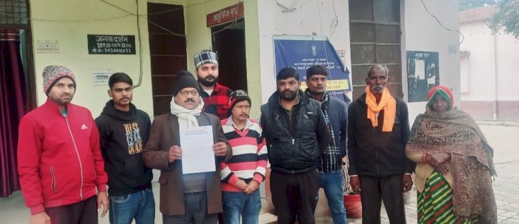 प्रधान प्रतिनिधि ने उपजिलाधिकारी को सौंपा ज्ञापन, बंजर भूमि को सुरक्षित कराने की मांग