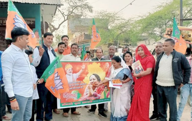कस्बा महराजगंज: रेखा गुप्ता को दिल्ली का सीएम बनाए जाने पर भाजपाइयों ने जताई खुशी, बांटी मिठाई