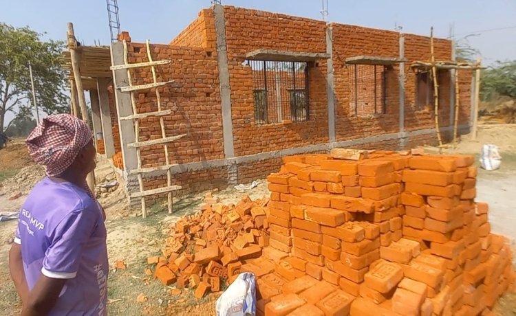 ब्लाक महराजगंज: ग्रामीण बोले गुणवत्ता के विपरीत हो रहा निर्माण कार्य, खंड विकास अधिकारी ने दिये जांच के आदेश