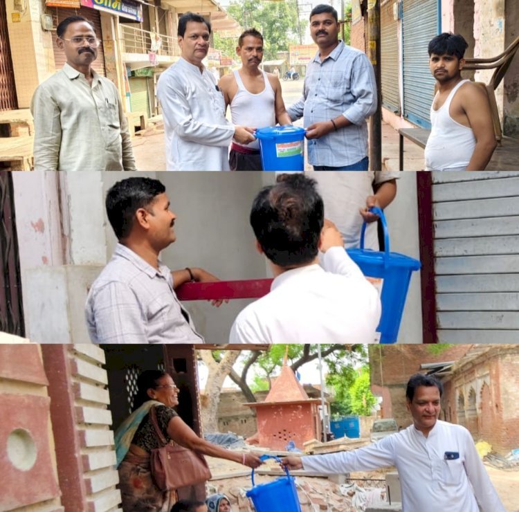 क़स्बा में घर-घर डस्टबिन बांटकर चेयरमैन प्रतिनिधि प्रभात साहू ने स्वच्छता का दिया सन्देश