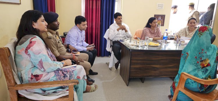 डीएम-एसपी ने थाना दिवस पर महराजगंज में सुनी लोगों की फरियाद | समस्याओं का करें गुणवत्तापरक निस्तारण: डीएम