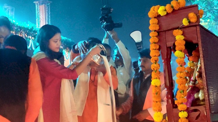 डीएम-एसपी ने गंगा आरती के साथ किया प्रान्तीय कार्तिक मेले व डलमऊ महोत्सव 2025 का शुभारंभ