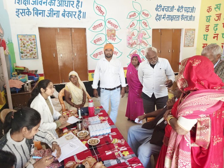 विजय साहू ने गांव के लोगों की सुविधा के लिए लगवाया निःशुल्क नेत्र शिविर